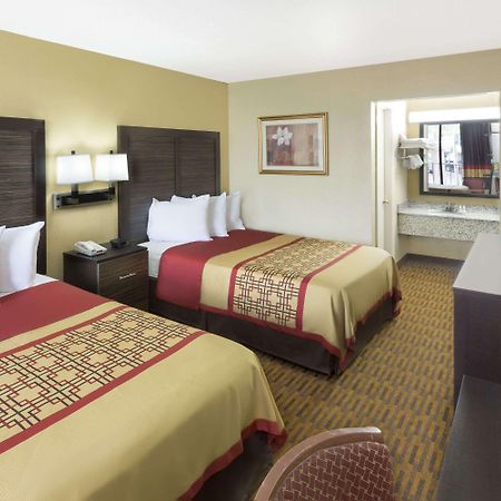 Days Inn By Wyndham Columbus-North Fort Moore Exteriér fotografie
