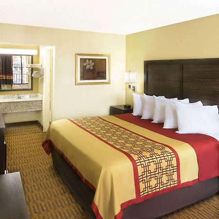Days Inn By Wyndham Columbus-North Fort Moore Exteriér fotografie