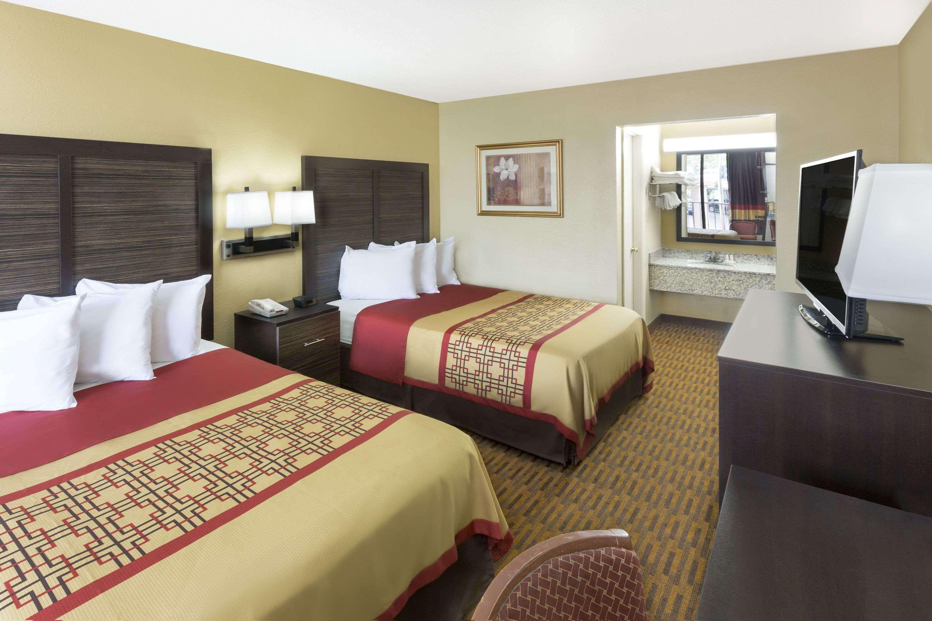 Days Inn By Wyndham Columbus-North Fort Moore Exteriér fotografie