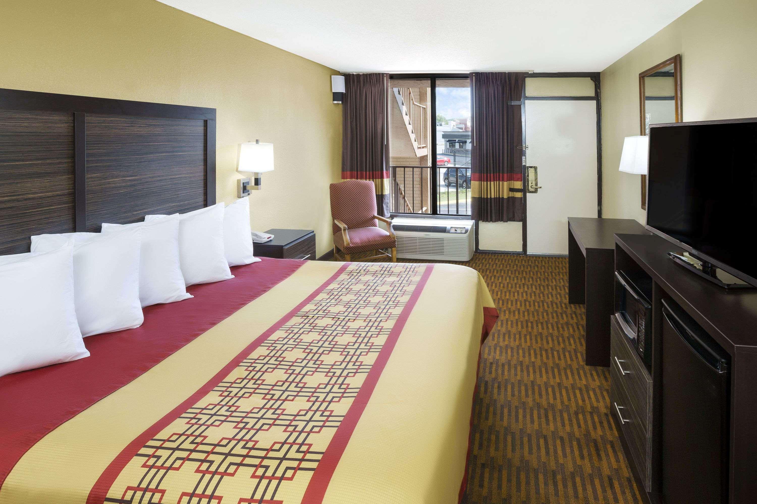 Days Inn By Wyndham Columbus-North Fort Moore Exteriér fotografie