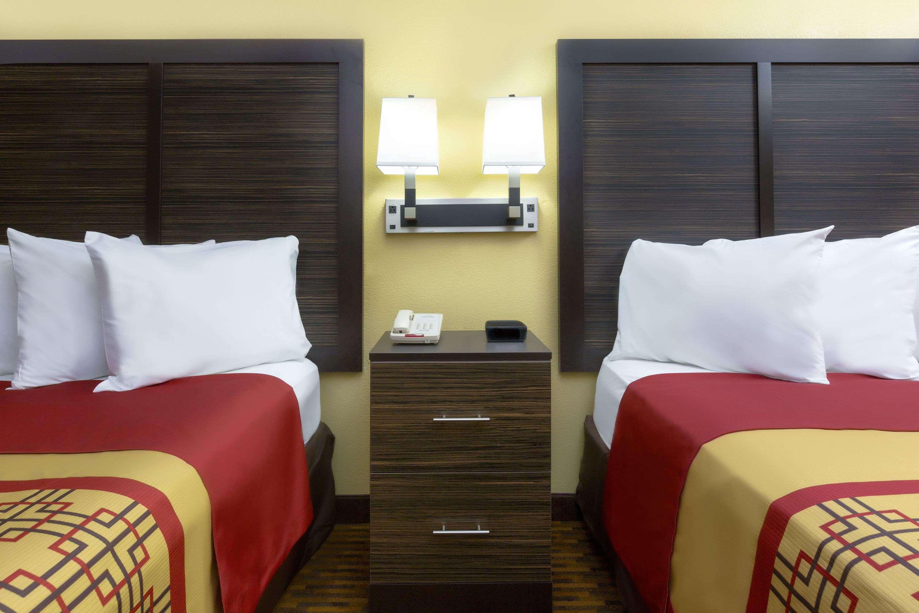 Days Inn By Wyndham Columbus-North Fort Moore Exteriér fotografie