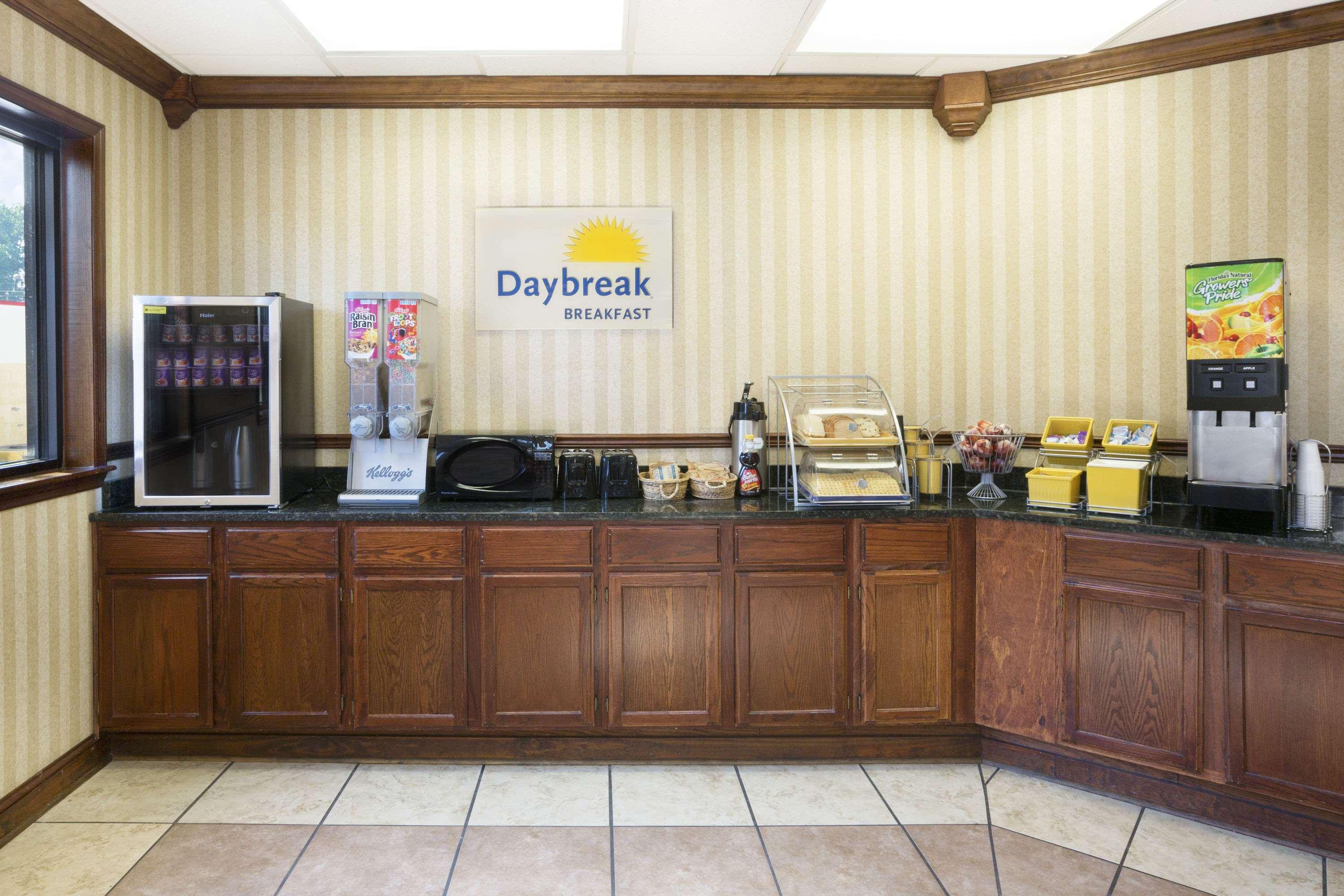 Days Inn By Wyndham Columbus-North Fort Moore Exteriér fotografie